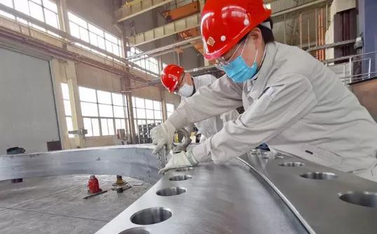 洛陽軸承 全球港口機械巨擘的“關節”守護者——海洋工程軸承的制造與建筑工程機械的深度融合